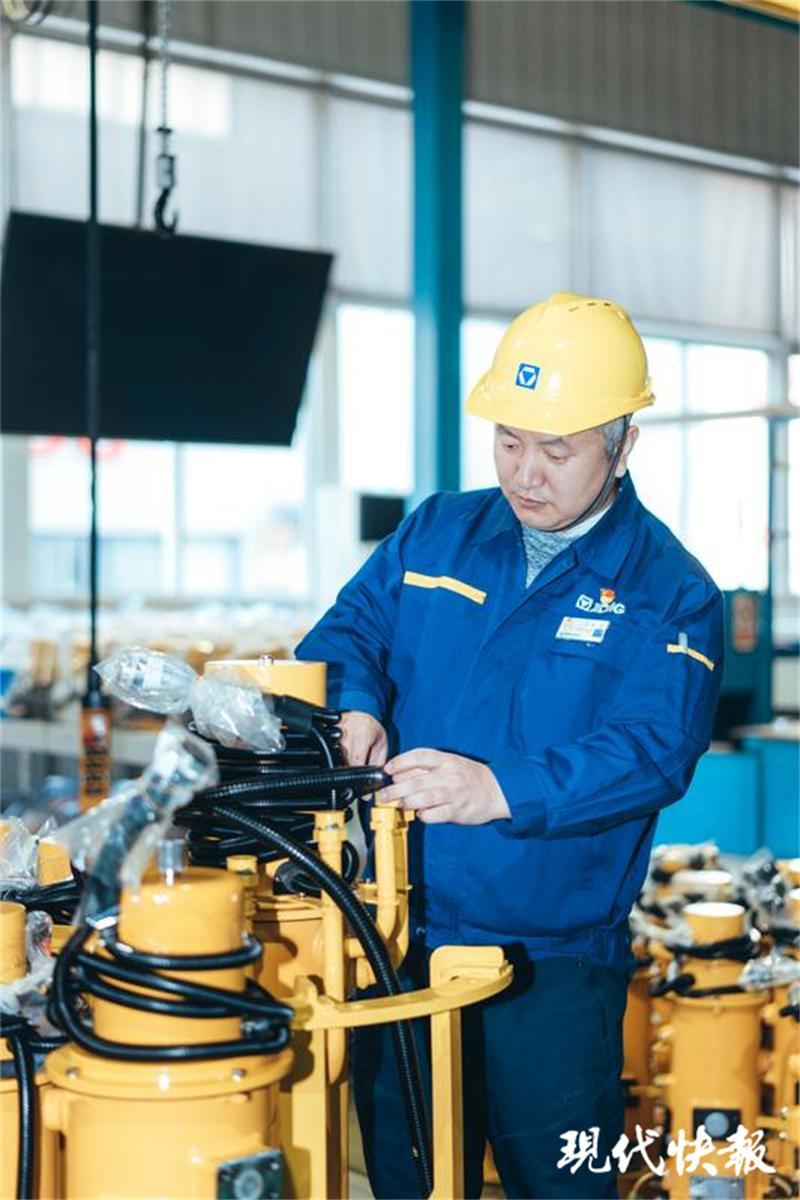 走近功勛模范|數(shù)控機(jī)床上的“頂級(jí)工匠”孟維:在精密部件上“雕刻”出中國制造(圖4)