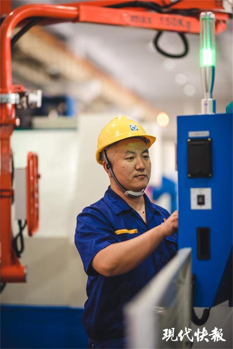 走近功勛模范|數(shù)控機(jī)床上的“頂級(jí)工匠”孟維:在精密部件上“雕刻”出中國制造(圖2)