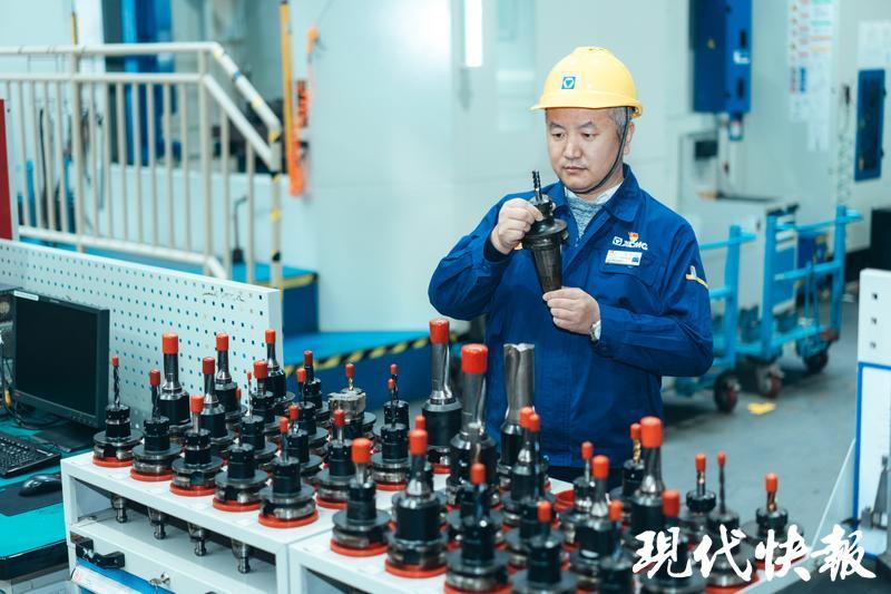 走近功勛模范|數(shù)控機(jī)床上的“頂級(jí)工匠”孟維:在精密部件上“雕刻”出中國制造(圖3)