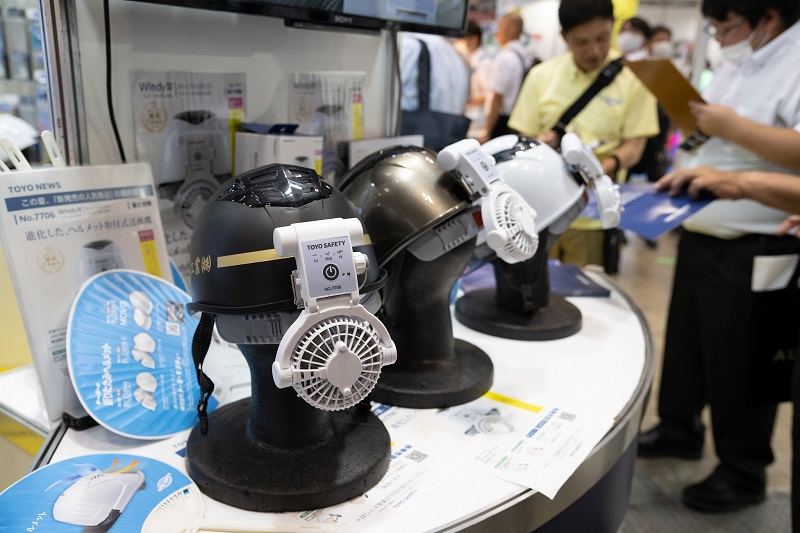 科技創(chuàng)新世界潮風(fēng)扇夾克、頸部冷卻器、高溫提示手表……東京博覽會(huì)上的抗暑“新玩意兒”(圖2)