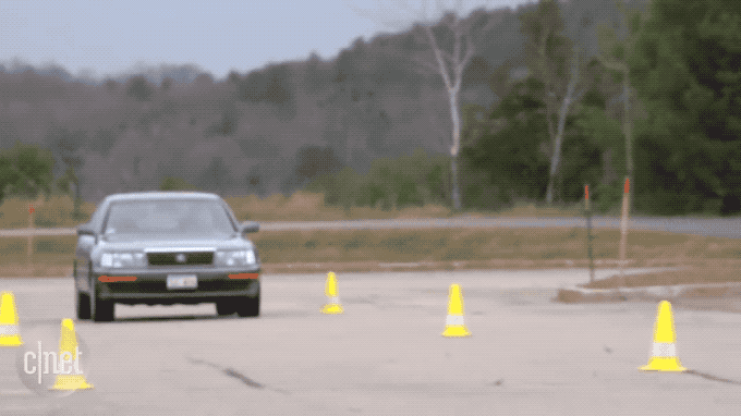 見到障礙自己會(huì)跳擺上香檳越野不倒這個(gè)技術(shù)讓你看手機(jī)也不暈車(圖4)